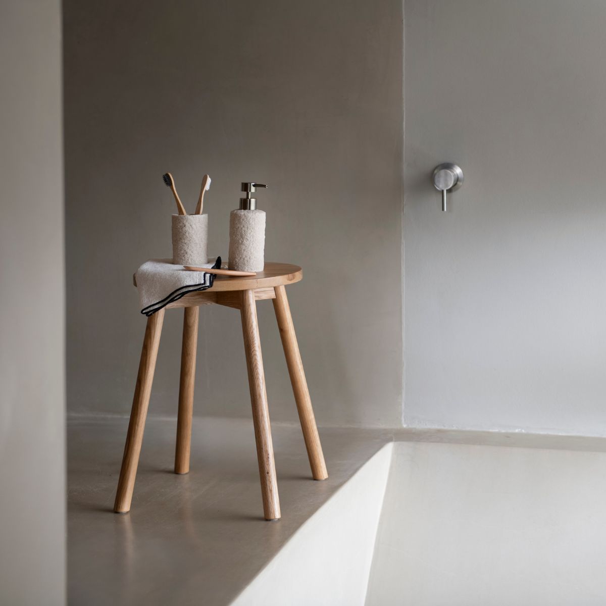 andrea-house-mueble-hocker-eichenholz-bad image 1