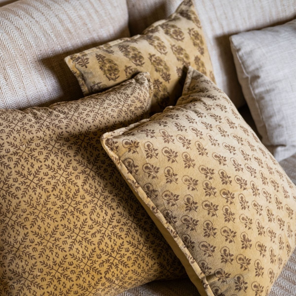 andrea-house-sofa-kissen-samt-gelb-vintage image 1
