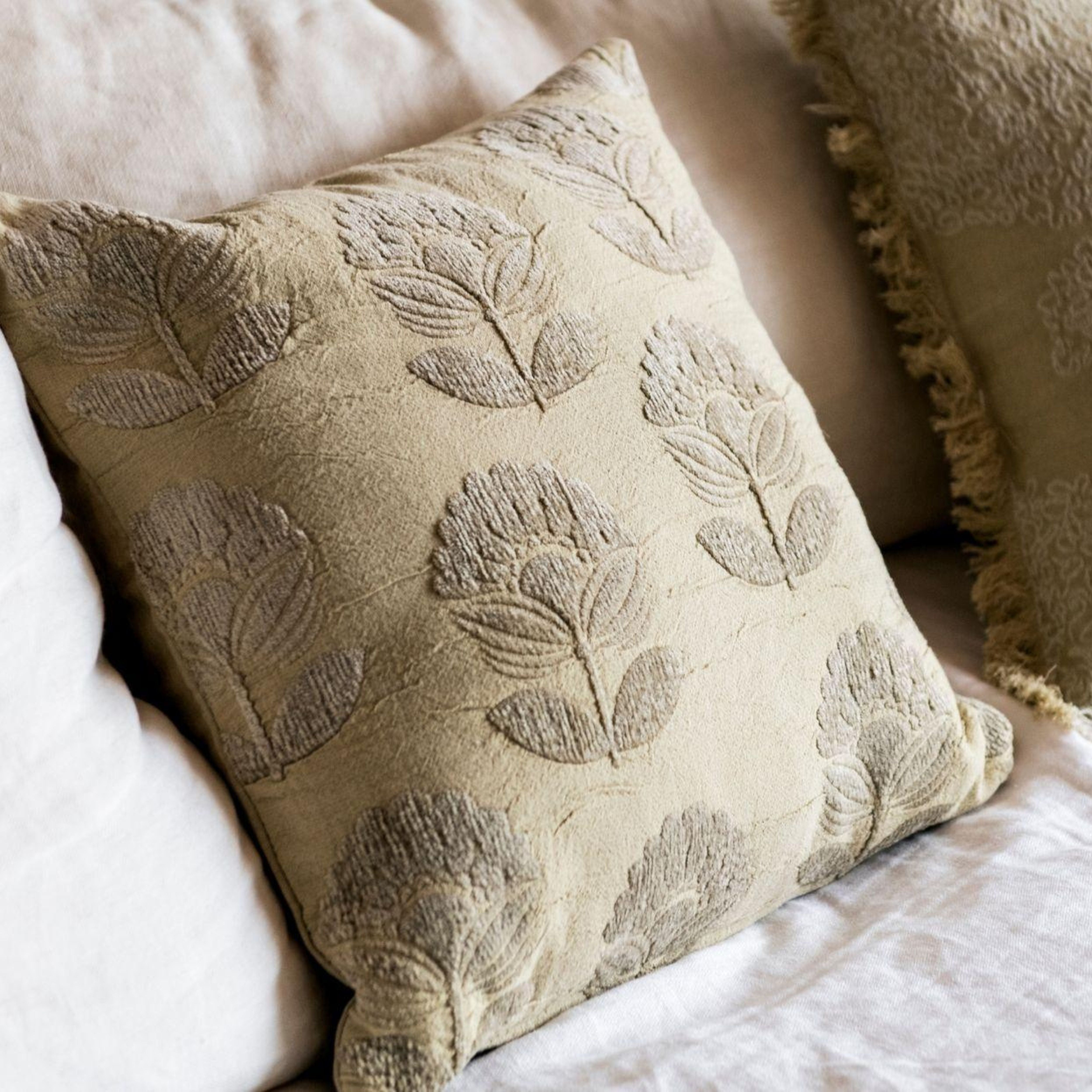 andrea-house-textil-sofakissen-beige-baumwolle-romantisch image 1