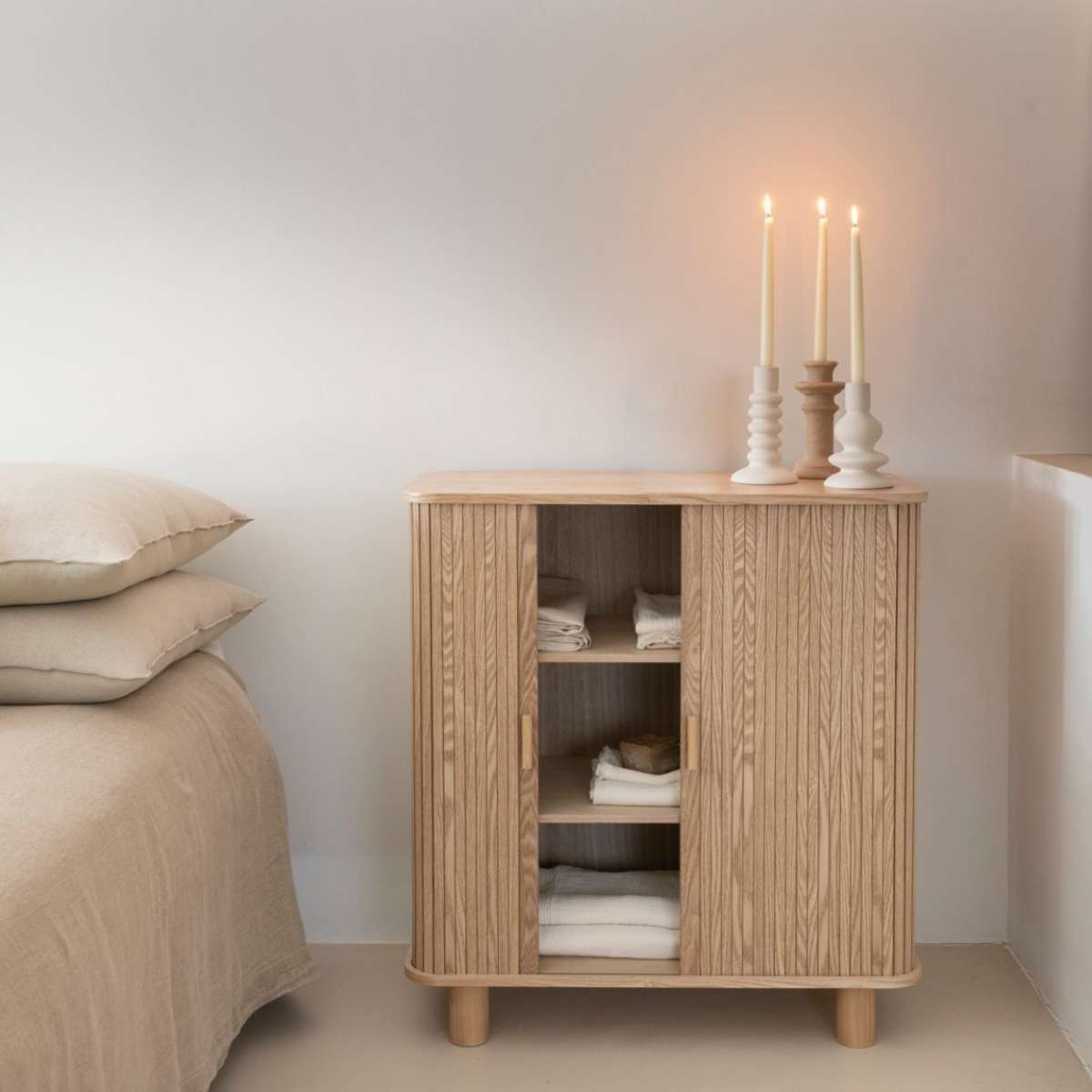 andrea-house-schrank-holz-esche-schiebet-ren-natur image 5