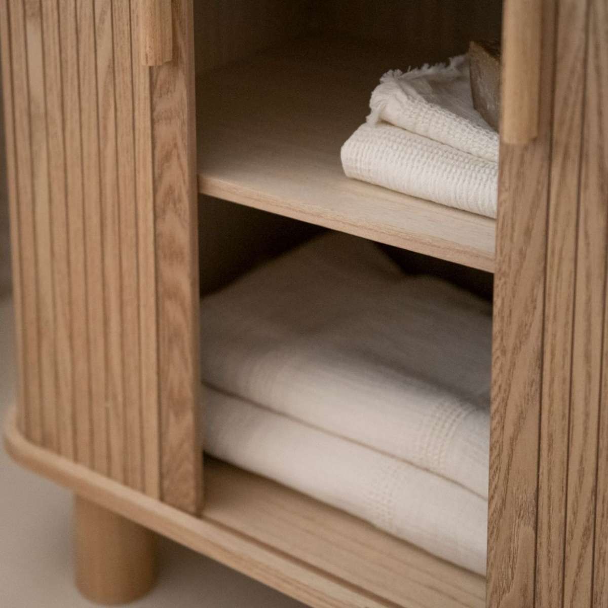 andrea-house-schrank-holz-esche-schiebet-ren-natur image 7