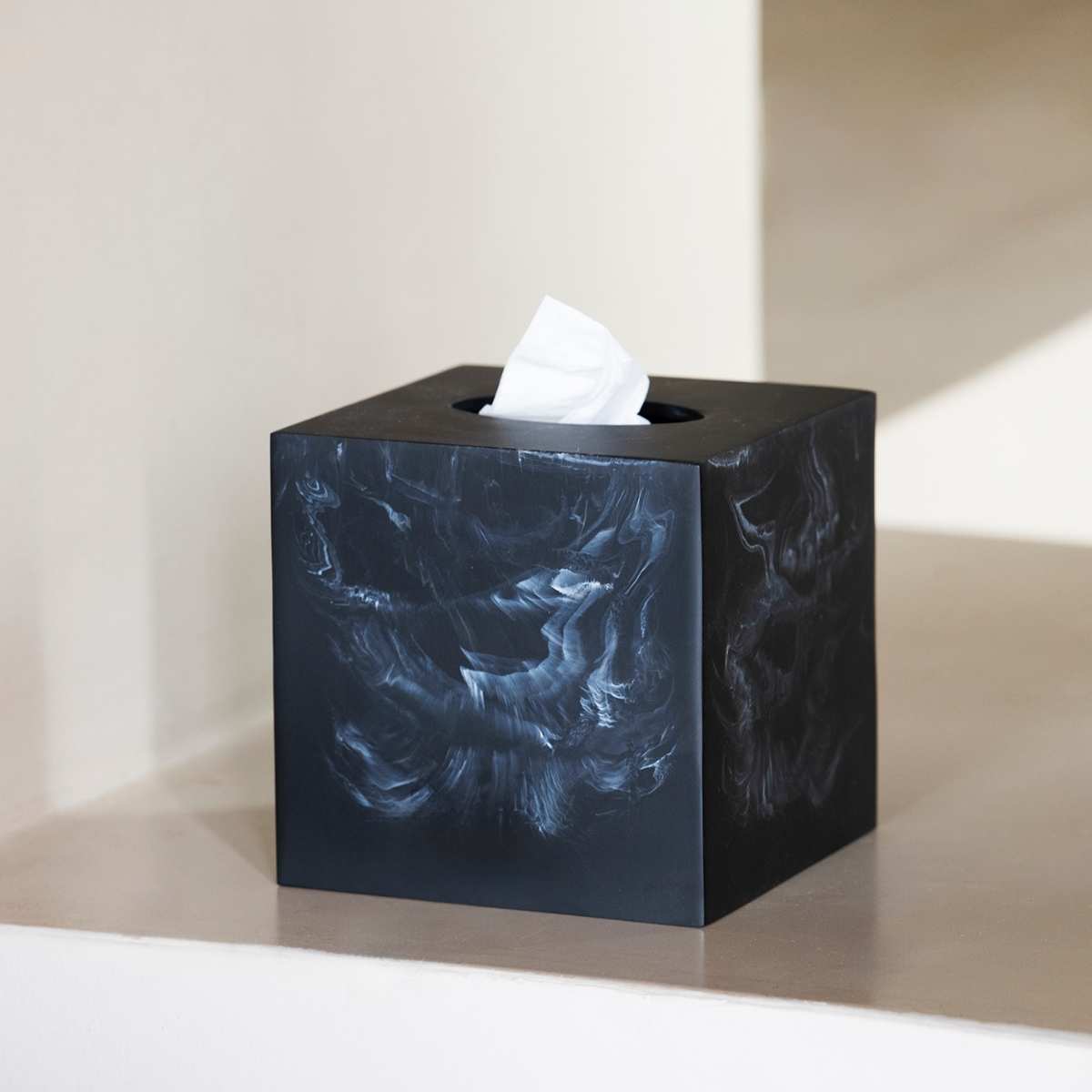 andrea-house-taschentuchbox-schwarz-eckig-poliresin image 1