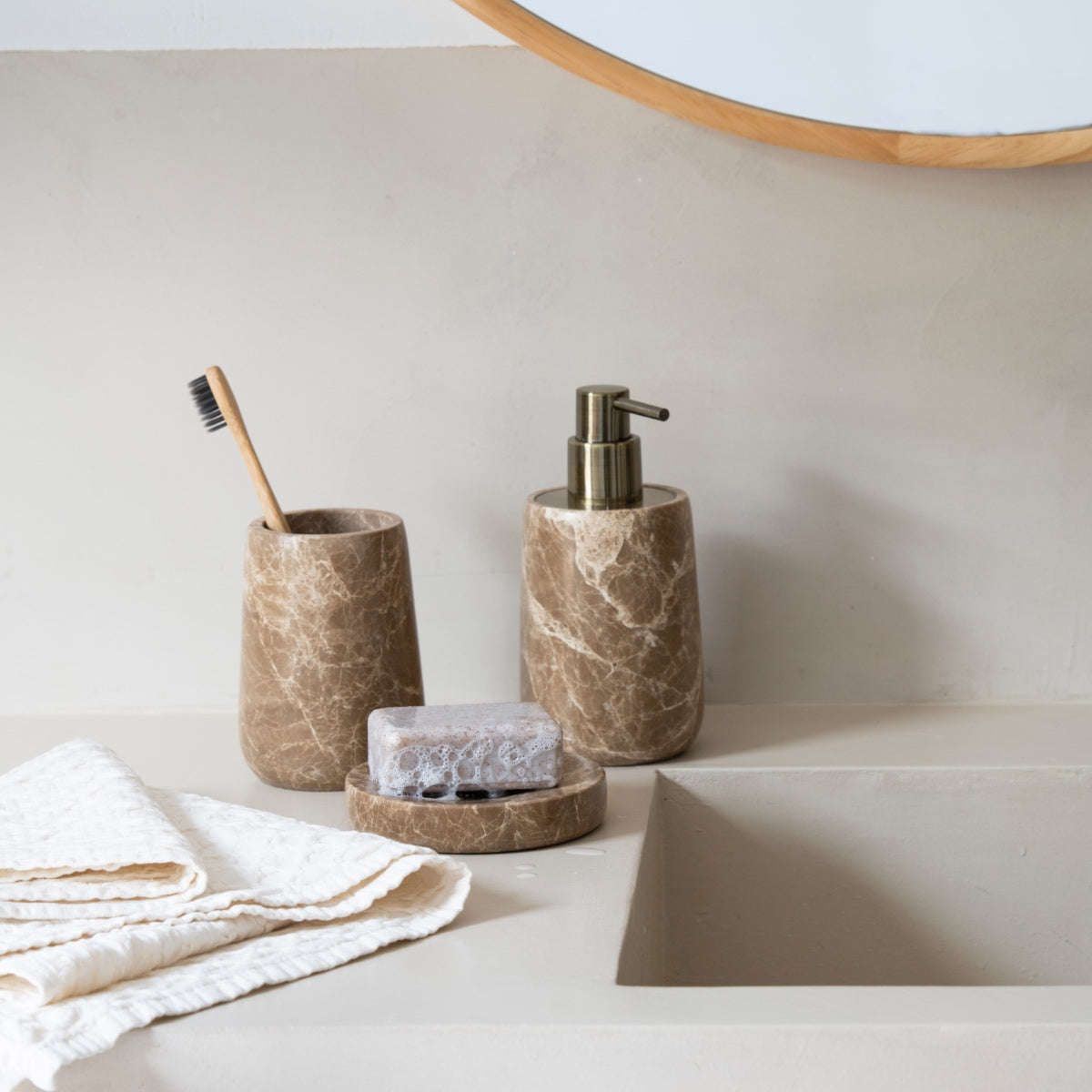 andrea-house-ba-o-zahnb-rstenhalter-oval-braun-marmor image 3