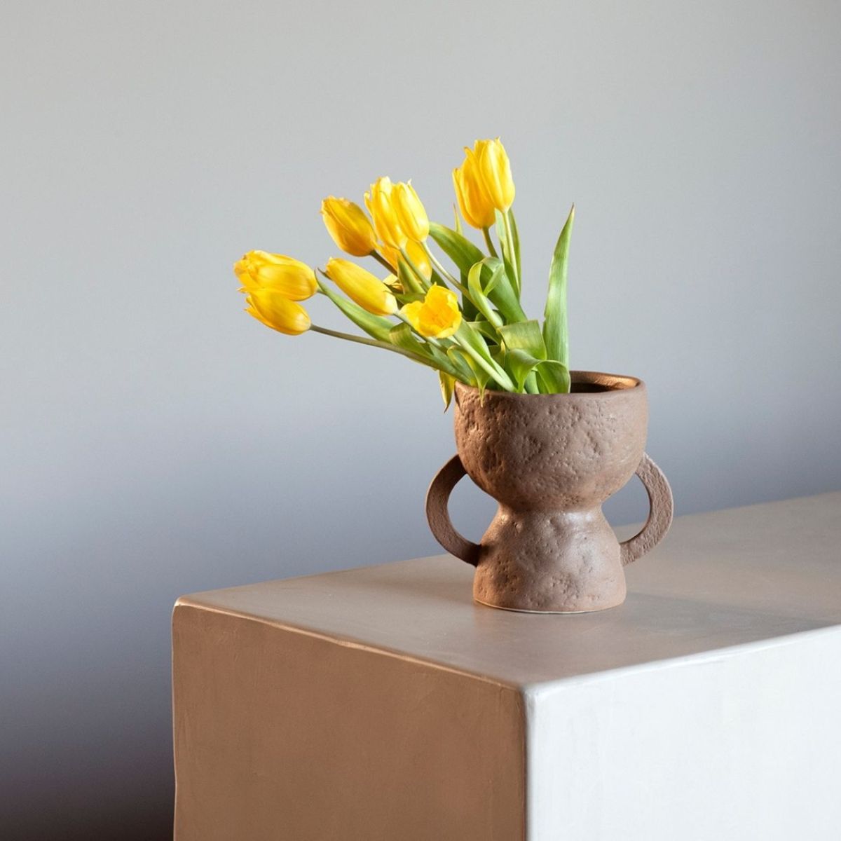 andrea-house-migori-vase-keramik-troph-e-weiss-modern image 1