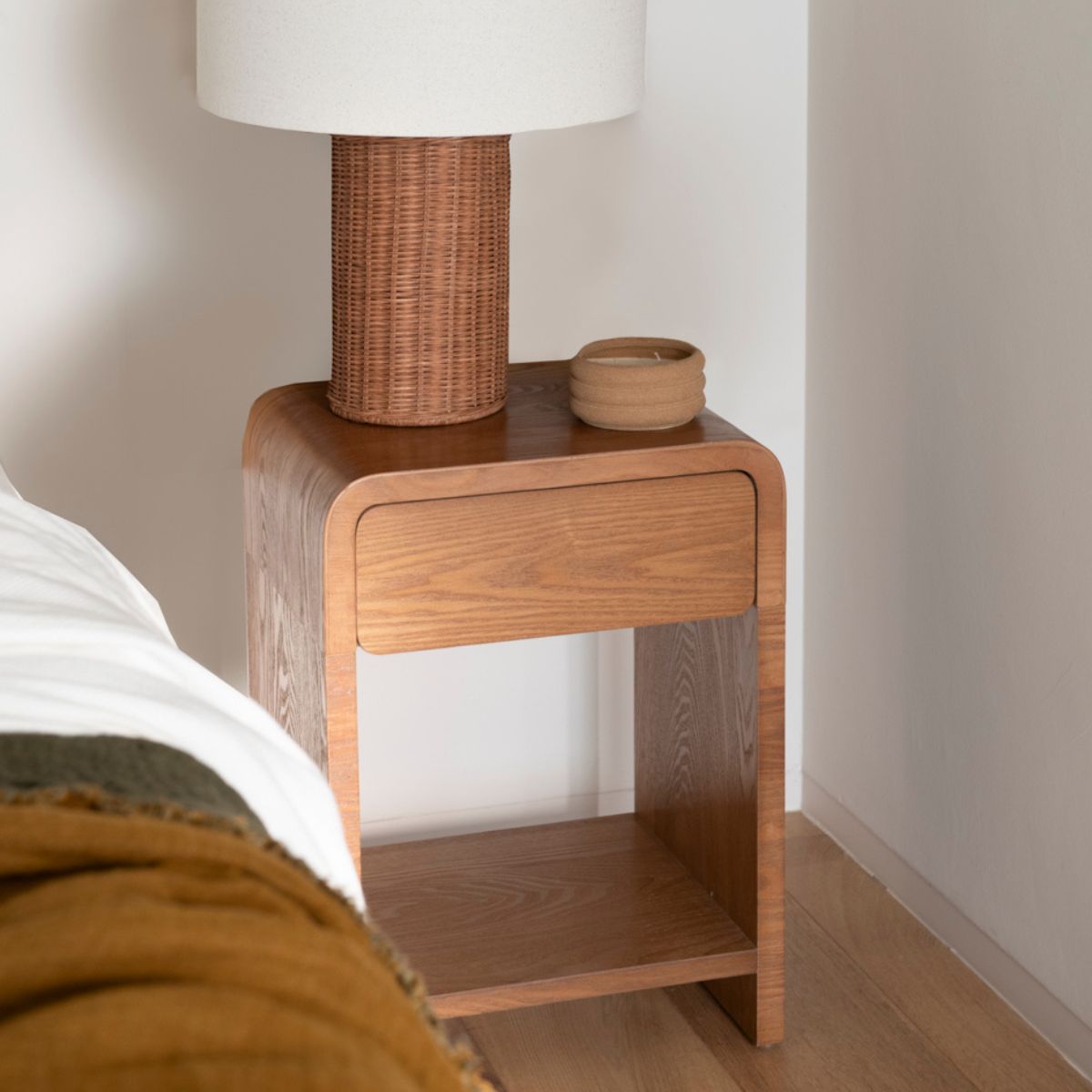 andrea-house-nachttisch-dunkle-esche-holz-beistelltisch-klein image 1