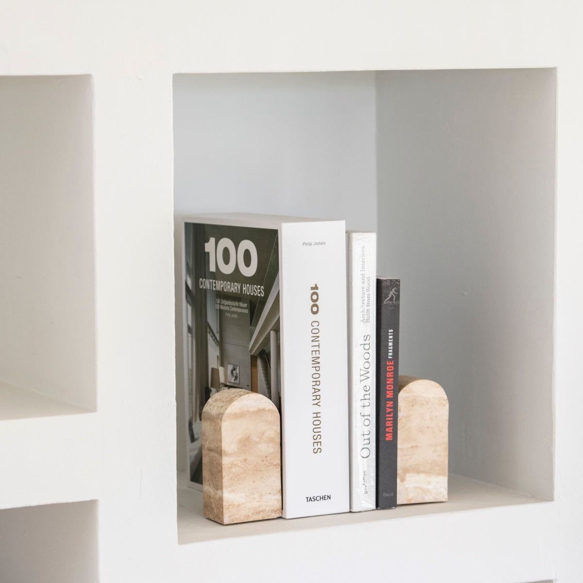 andrea-house-buchstu-tze-travertin-marmor-modern image 1