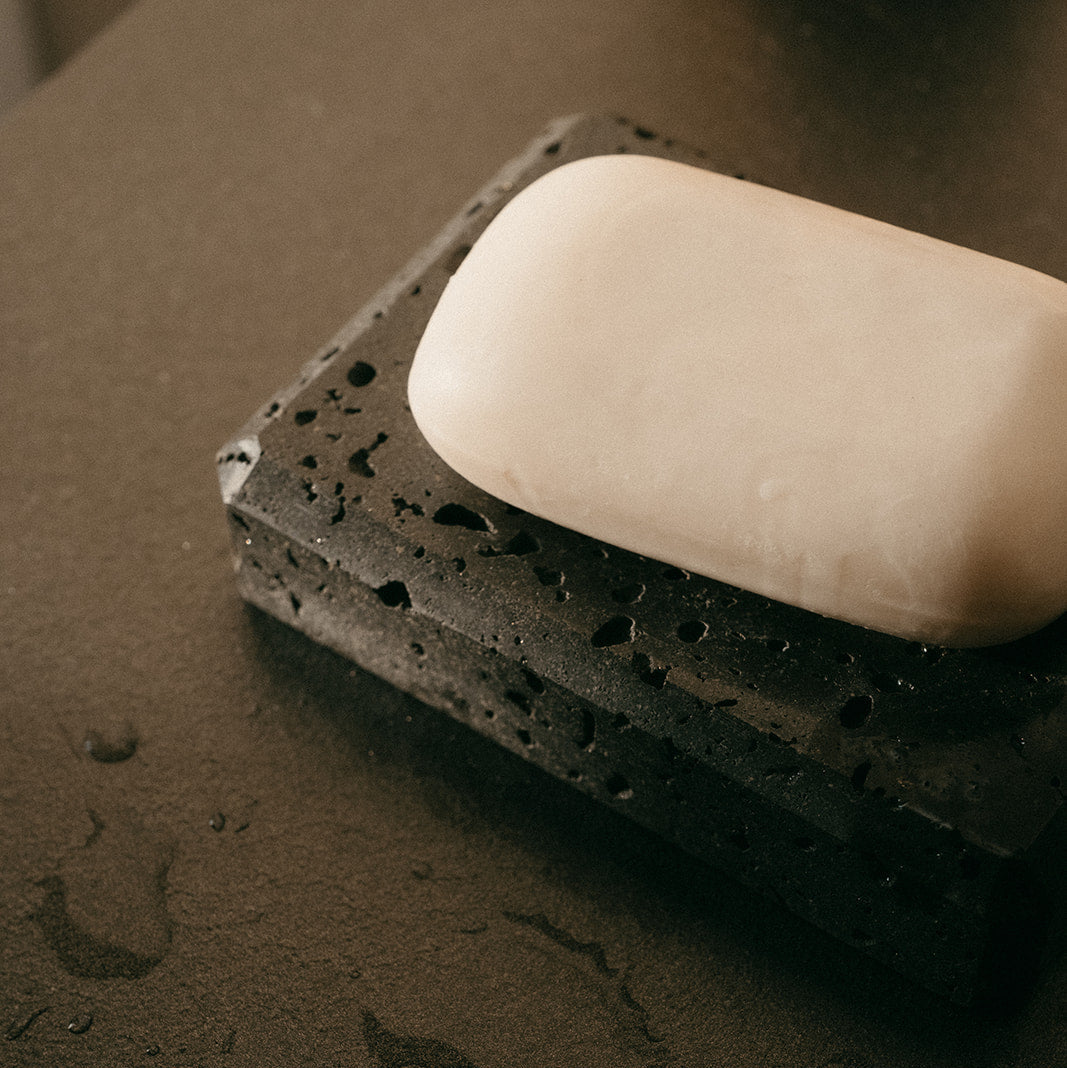 andrea-house-seifenschale-marmor-travertin-schwarz-bad image 1