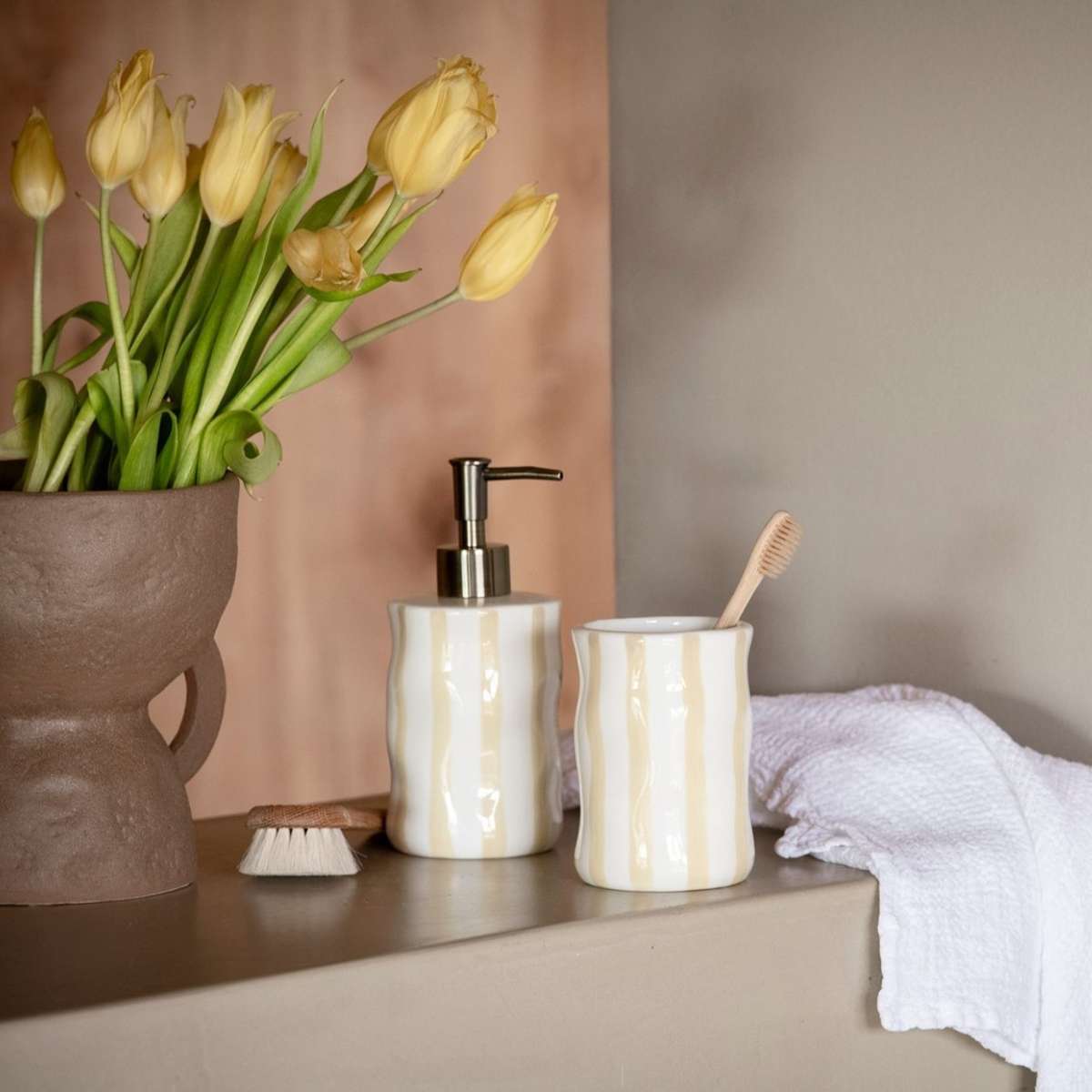 andrea-house-seifenspender-bari-keramik-wei-beige-bad image 4