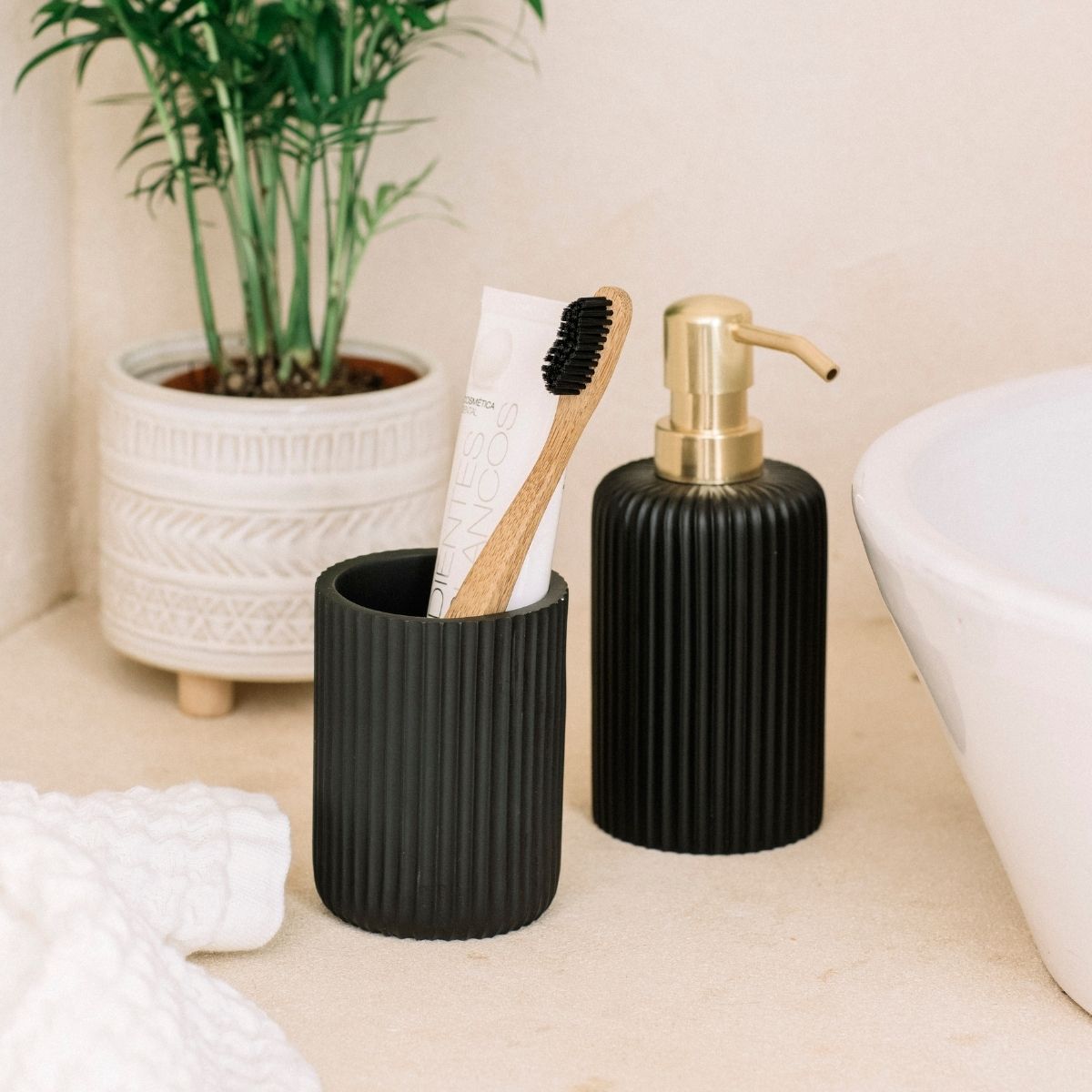 andrea-house-ba-o-zahnb-rstenhalter-schwarz-resin-becher image 1