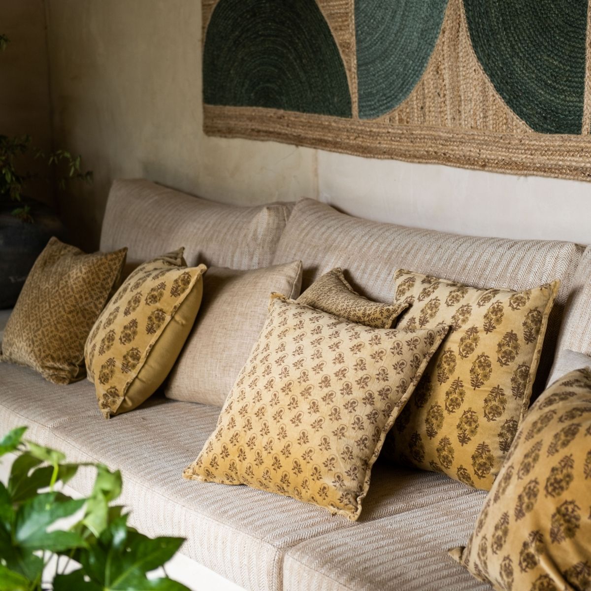 andrea-house-sofa-kissen-samt-gelb-vintage image 2