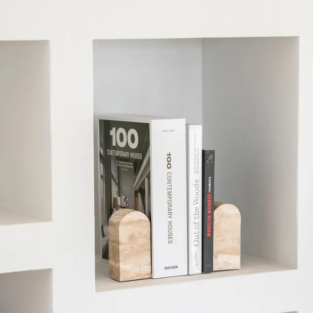 andrea-house-buchstu-tze-travertin-marmor-modern image 1