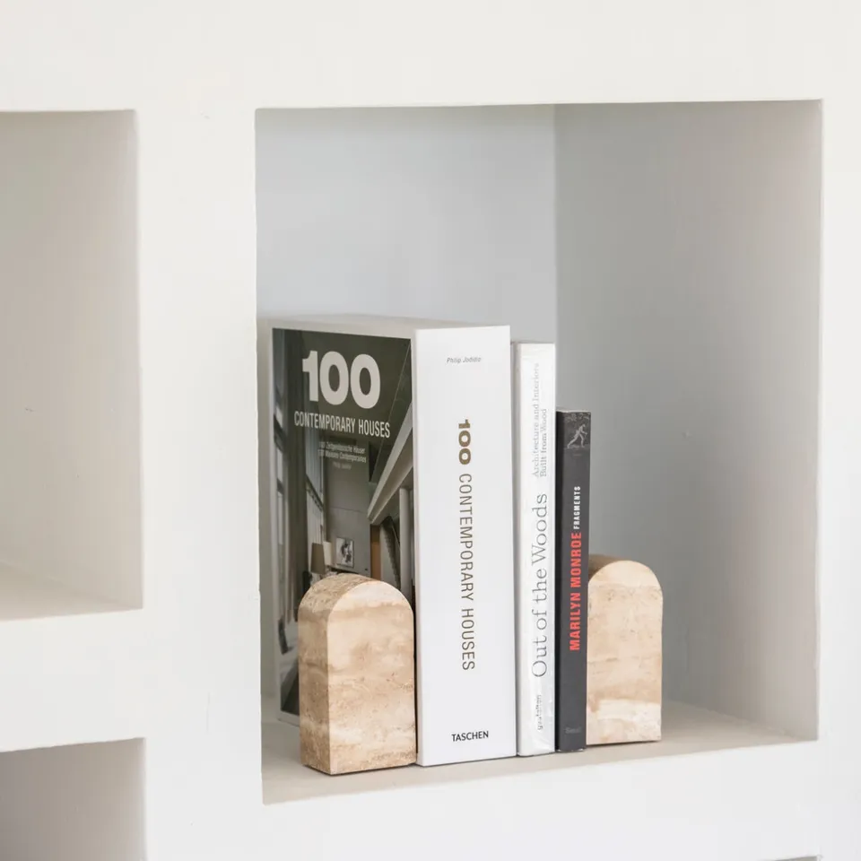andrea-house-buchstu-tze-travertin-marmor-modern image 1