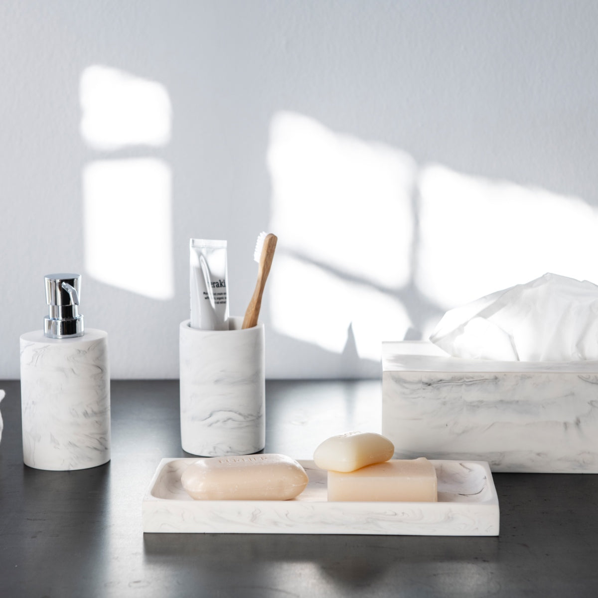 andrea-house-taschentuchbox-marmor-wei image 4