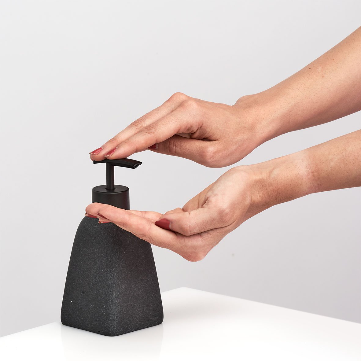 zeller-present-dark-stone-seifenspender-polyresin-schwarz image 2