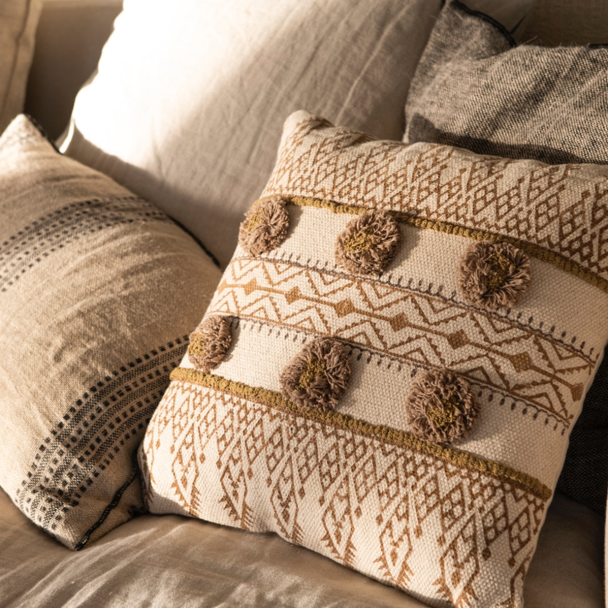 andrea-house-textil-dekokissen-braun-quasten-50x50 image 1